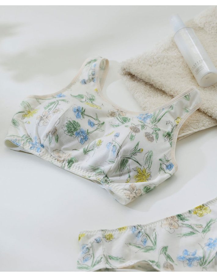 ナイトブラとお揃いで着用できるウンナナクールのサニタリーショーツ