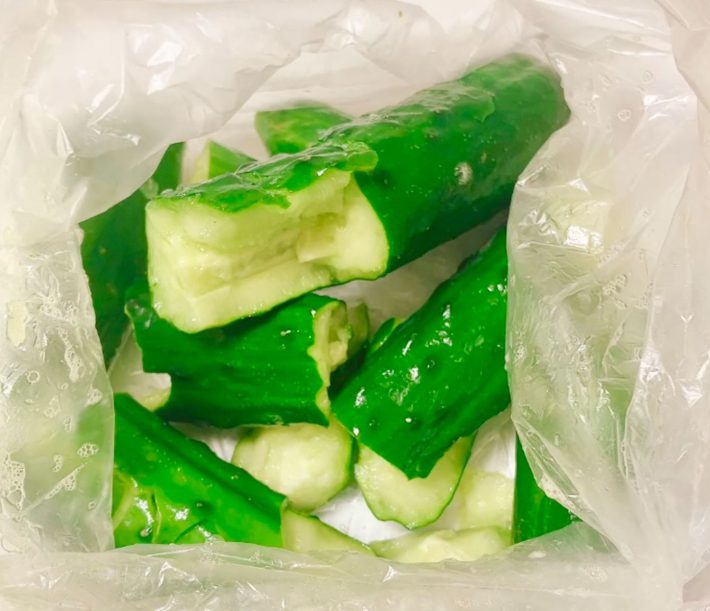 きゅうりを適当に割る