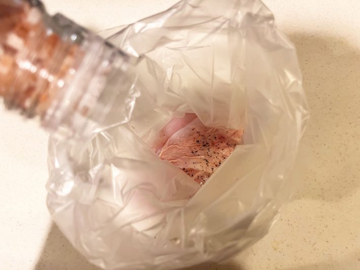 鶏胸肉や調味料をアイラップに投入
