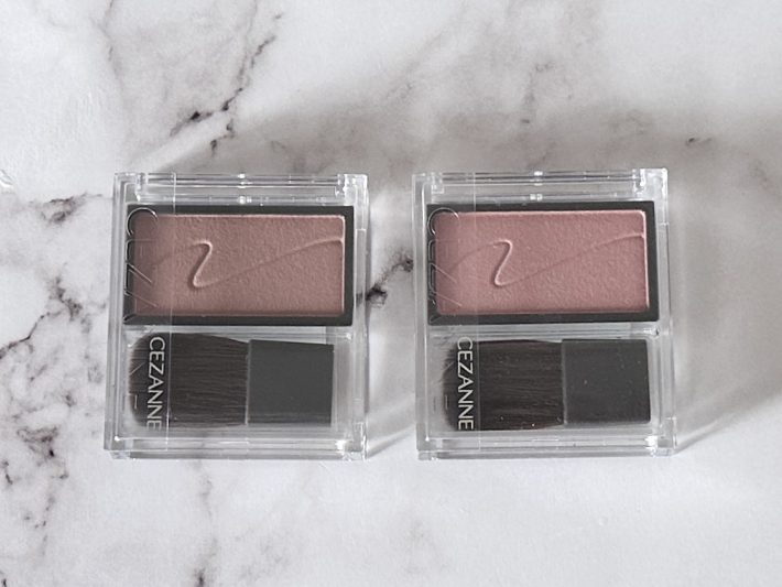 「セザンヌ チークブラッシュ」（税込各550円）色は右から「01 フォギーローズ」「02 シナモンブラウン」