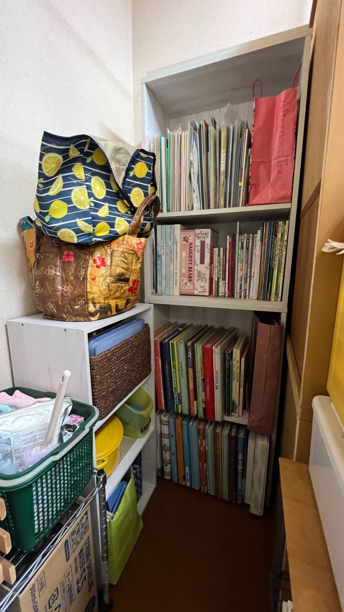 キッチンの奥にあった食器棚を50cmほど前に出し、裏側にデッドゾーンを作って「埋める」場所にしました。カラーボックスを2つ重ね、そこにアルバムを収納。