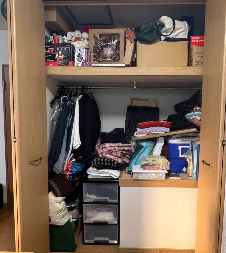 収納の天袋の手が届かない場所に家族のアルバムがたくさん埋まっていました。