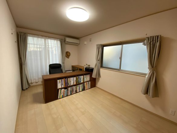 空間を棚で分け、手前はふとんをしいて寝るスペースに。