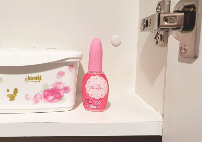 トイレの収納棚に置かれた「1滴消臭元」