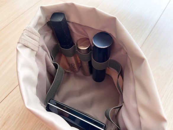 ブラシやコスメを収納できる