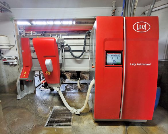 酪農現場の省力化、有機酪農をはじめやすい環境づくりとして、自動搾乳機を導入