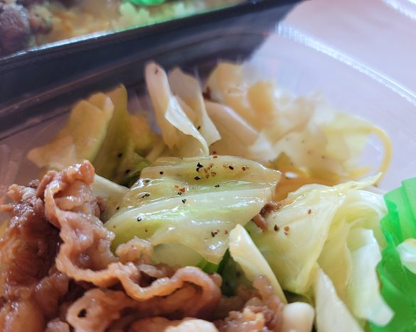 スパイスが効いたたっぷりキャベツは、牛肉とレモンに合う