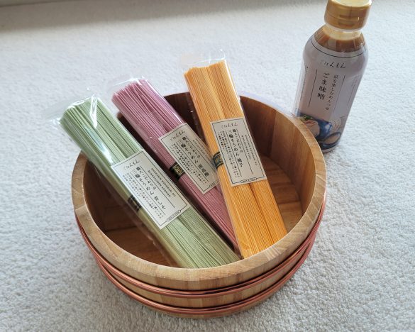 「職人こだわりの三輪そうめん」青しそ、南高梅、柚子そうめん(各324円)/涼を楽しむめんつゆ「ごま味噌」(486円)