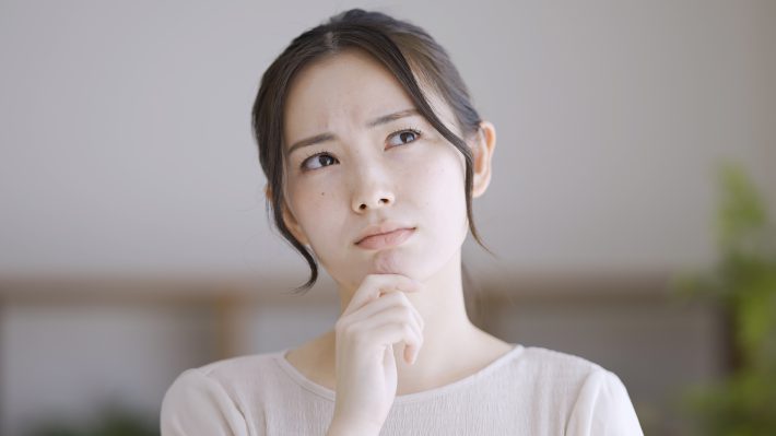 考えている若い女性