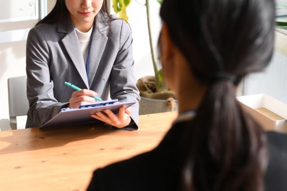 面談するカウンセラー