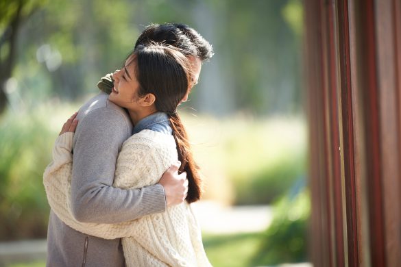 男女が抱き合う様子
