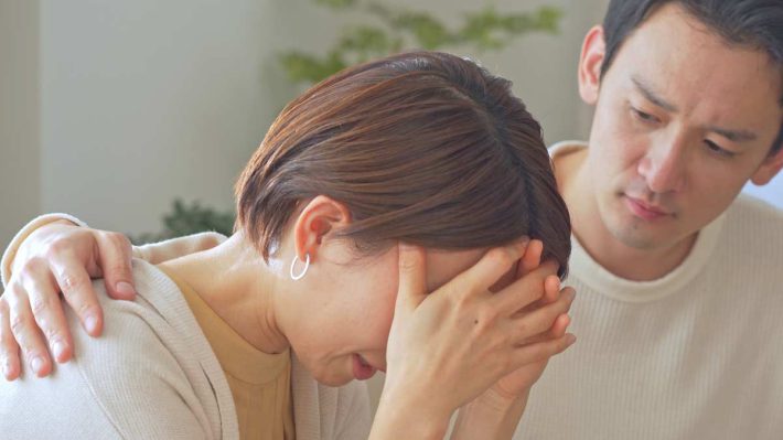 頭を抱える女性