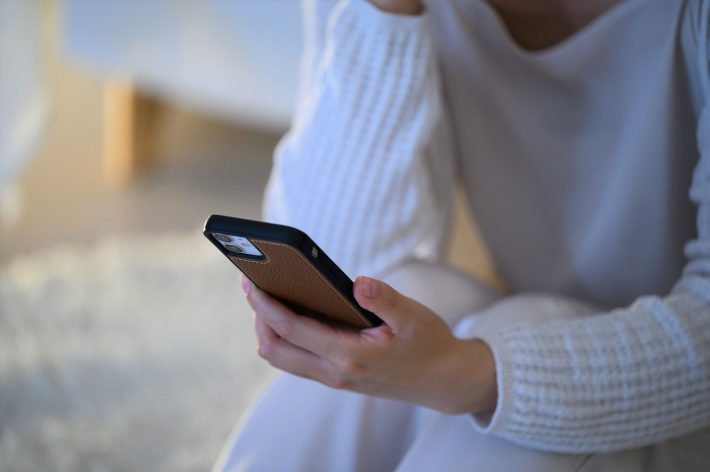 深夜にスマホで連絡する手元