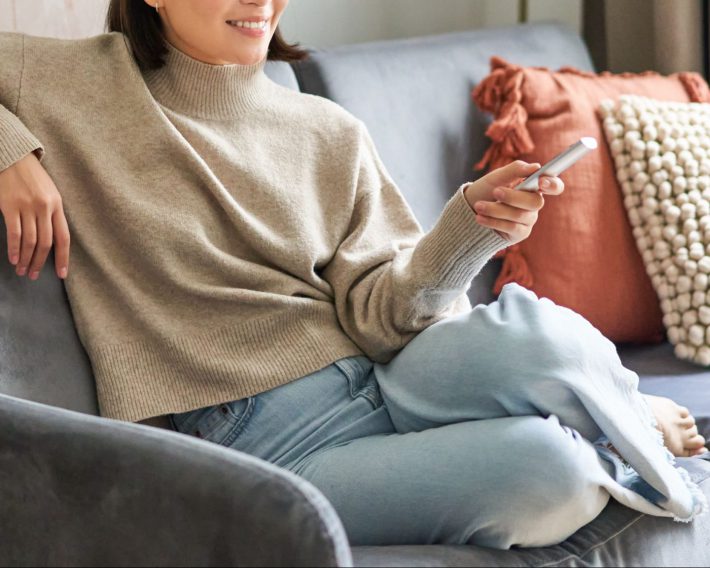 テレビを見る女性