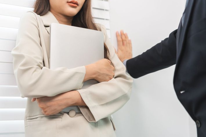 セクハラを受ける女性