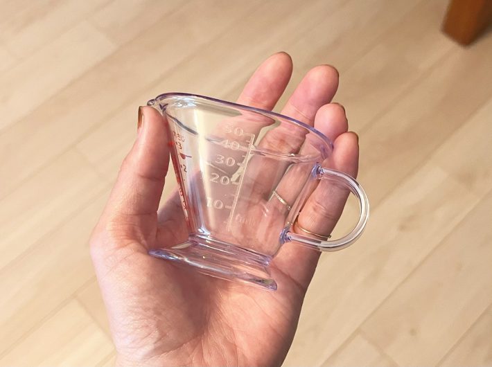手のひらサイズのコンパクトな計量カップ