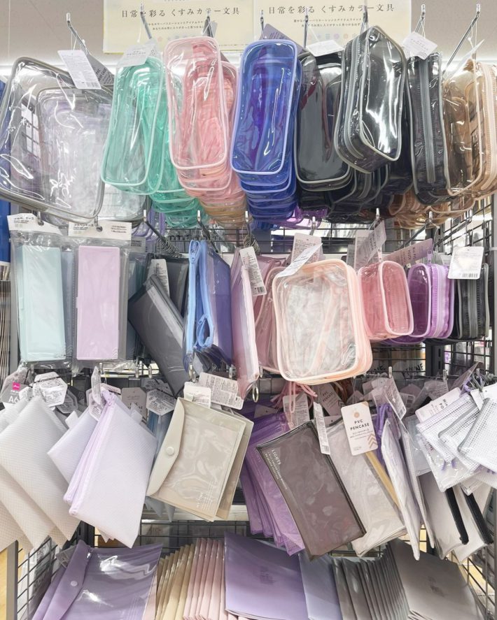 多種多様なくすみカラーのアイテム