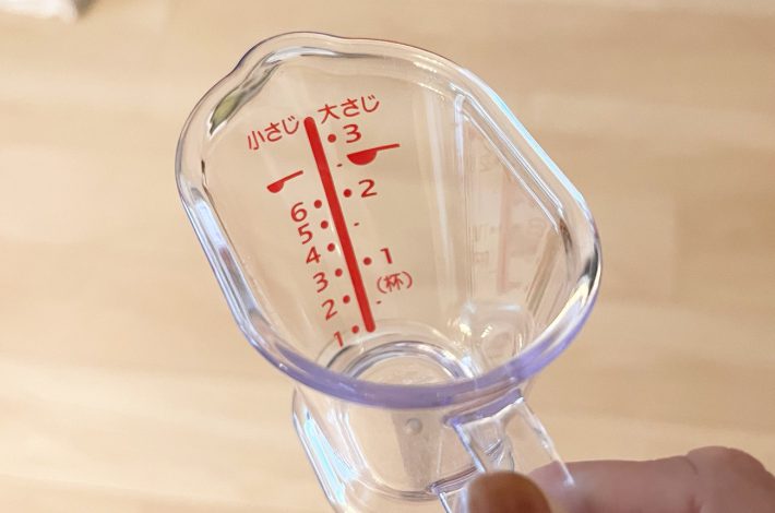 内側には大さじと小さじの目盛り