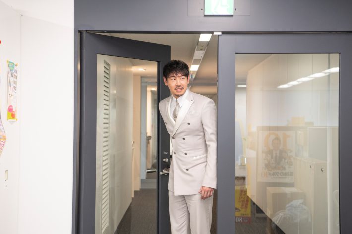 編集部に遊びに来た長谷川さん