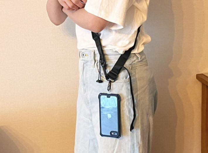 ストラップの長さは調節可能