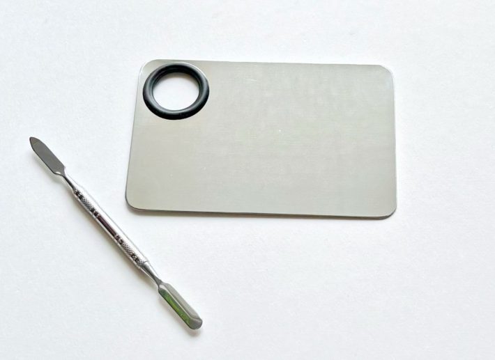 メイクパレットとスパチュラ