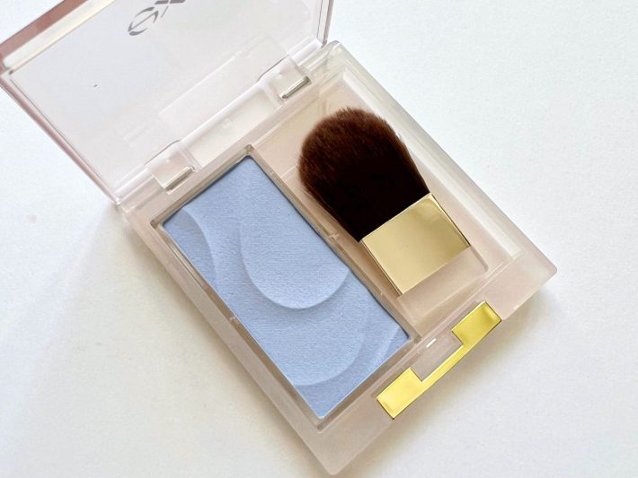 ブルーのチーク