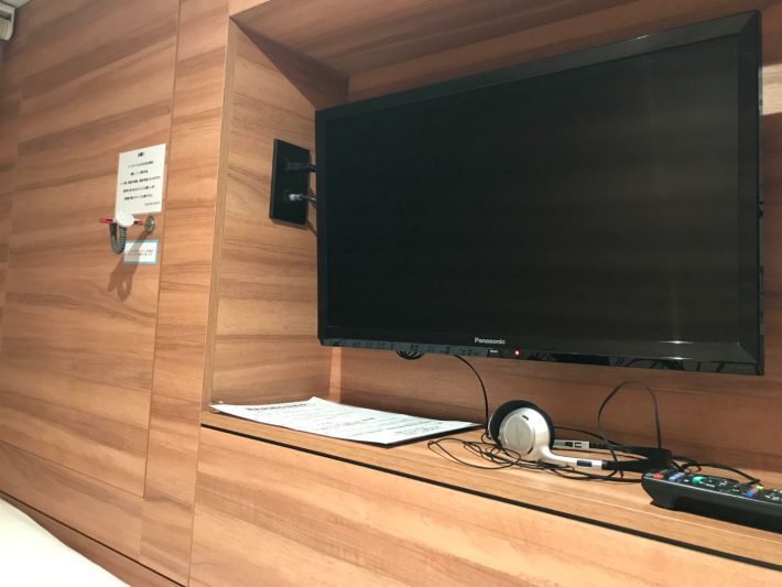 カプセルルームの中の大型TV
