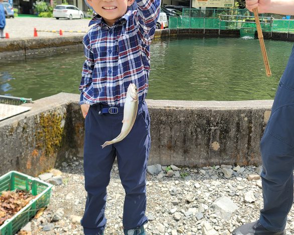 一番楽しかったことは、お楽しみ企画の「ニジマス釣り」だったそうです