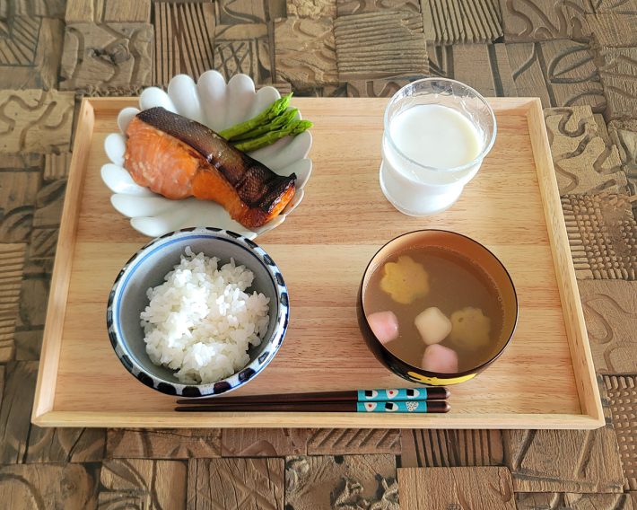 ごはんやパン、汁物、おかず、飲料（牛乳）を順序よく食べるように考案されたのが「三角食べ」