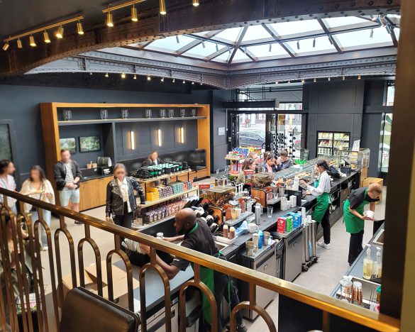 店内のカウンタースペース。明るくシックな印象が漂います