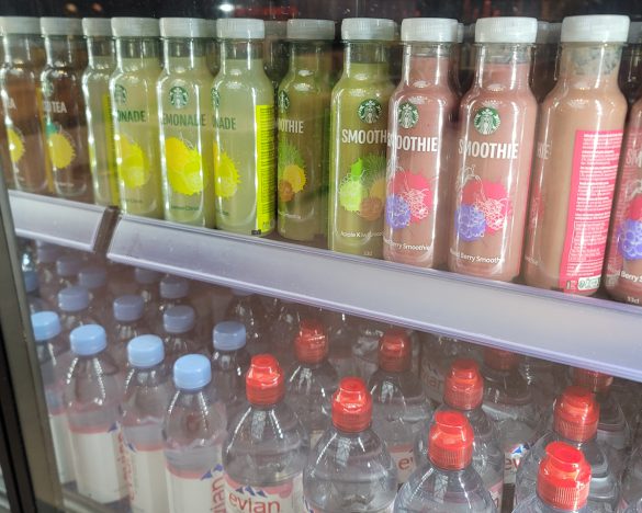 冷蔵ケースには、スムージーがオシャレに並んでいます