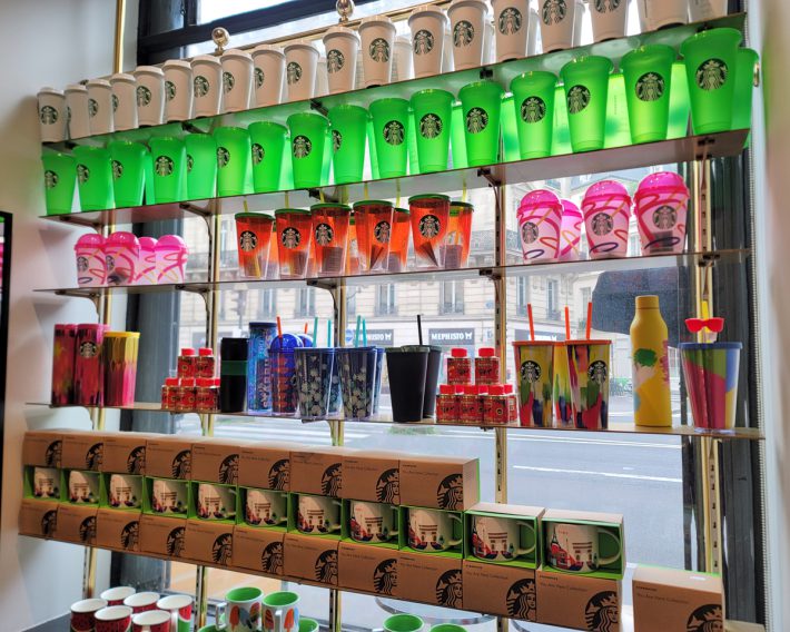 グッズ類の並べ方も素敵。光を浴びて色味が輝いています