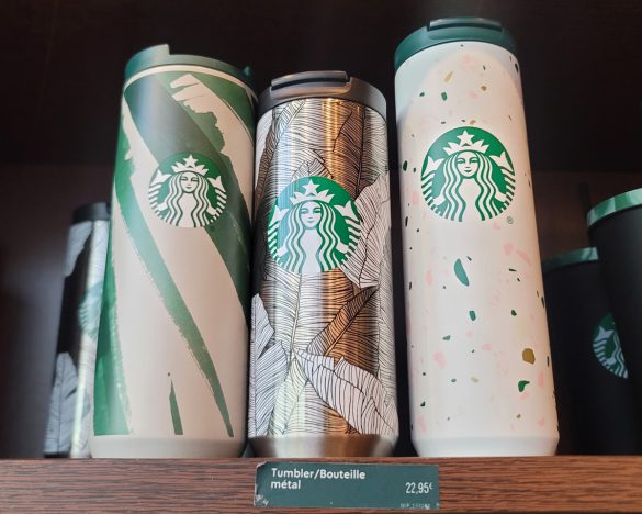 空港内の店舗では水筒タイプが充実