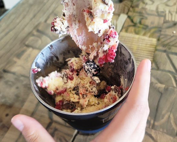 レディーボーデン(バニラ)に冷凍ミックスベリーとブラックサンダーをミックス。力の弱い子どもでも簡単に混ぜ合わせることができます