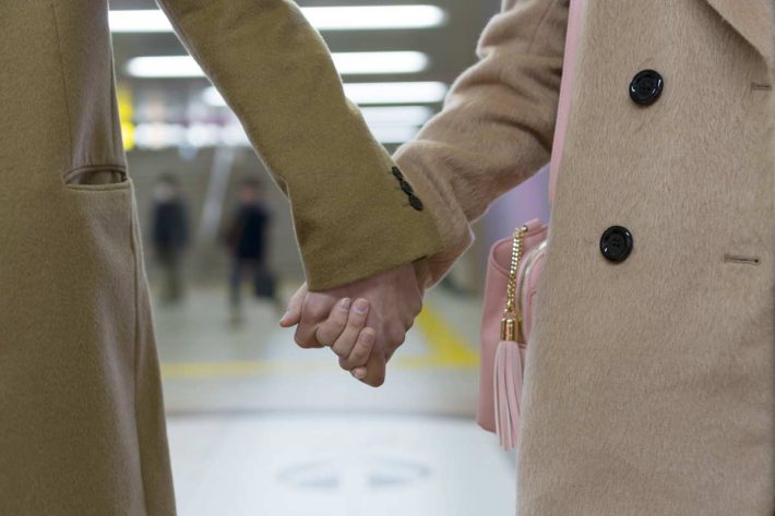 手をつなぐ男女