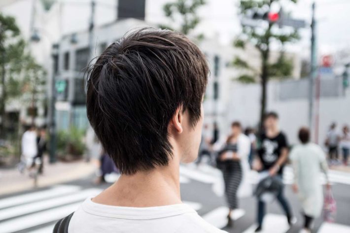 男性の後ろ姿