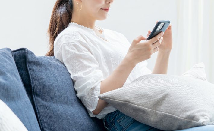 スマホを見る女性
