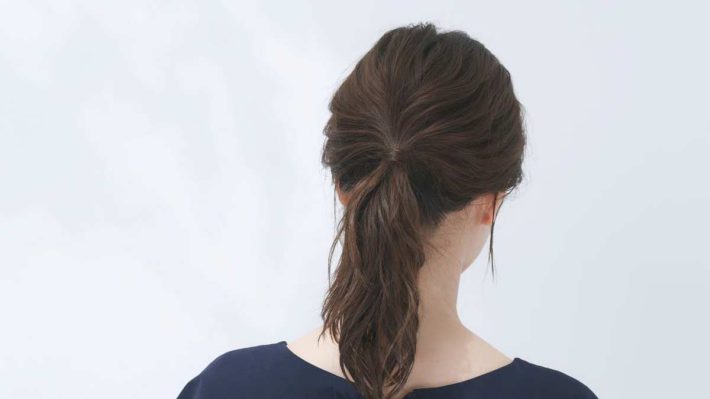 後ろ向きの女性