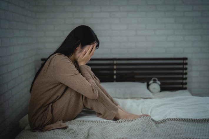 頭を抱える女性