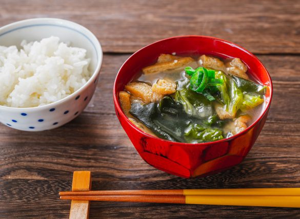 ご飯とわかめの味噌汁