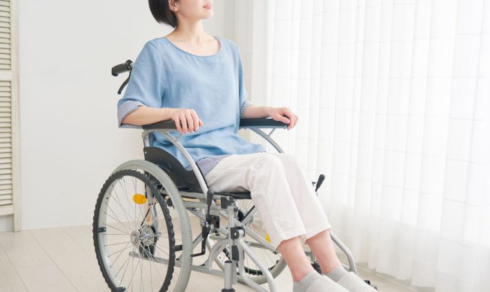 車いすに乗った女性