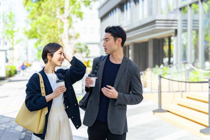 楽しく話す男女