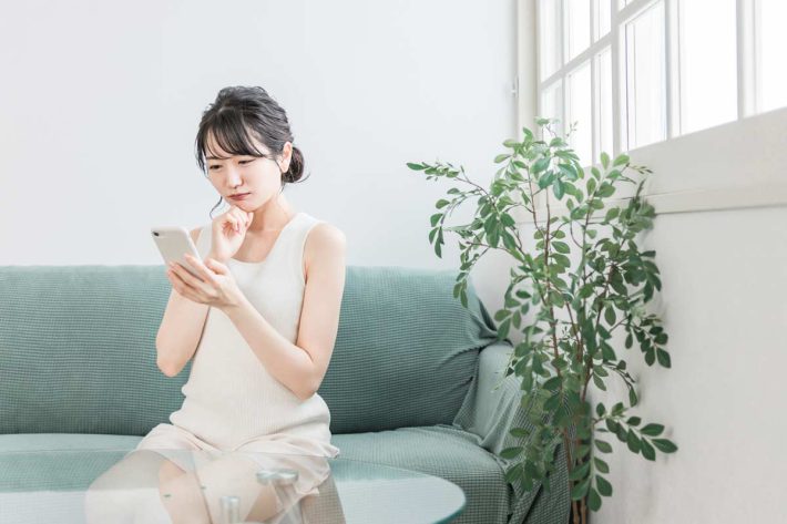 アプリを使う女性