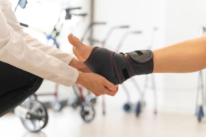 サポーターを装着した足