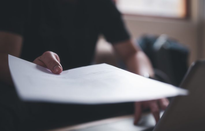 書類を渡す男性