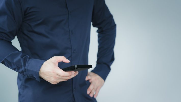 スマホを持つ男性