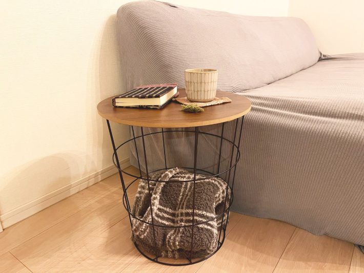 飲み物などちょっとした物を置くのに便利