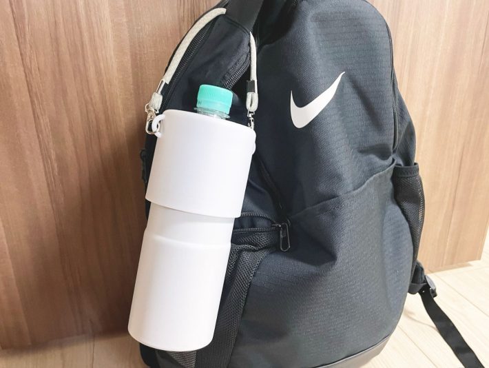 リュックなどに提げられる