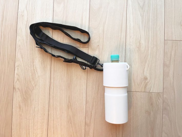 長い紐に付け替えも可能