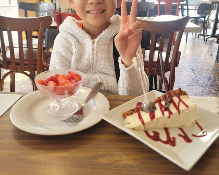 我が家では、親子でお菓子を楽しむお茶会を定期的に続けています